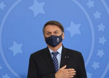 Bolsonaro assina medidas